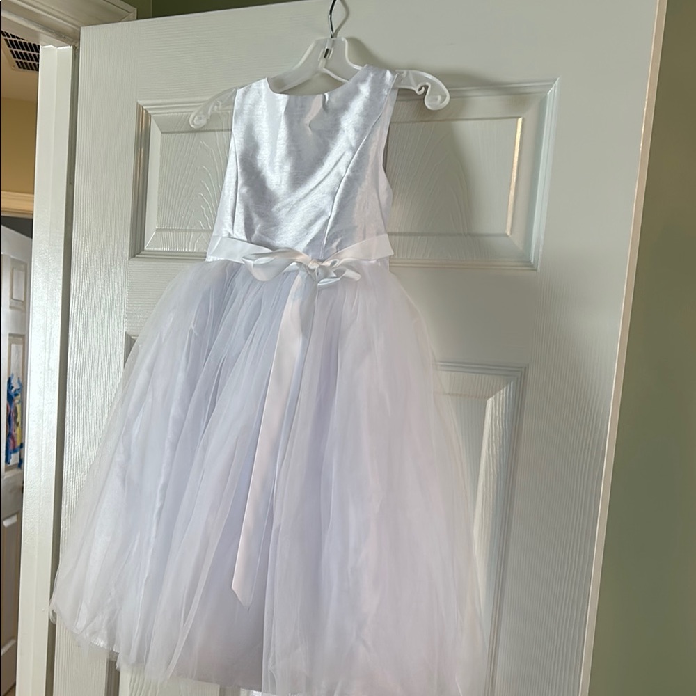 Elegant White Sleeveless Dress with Tulle Skirt
